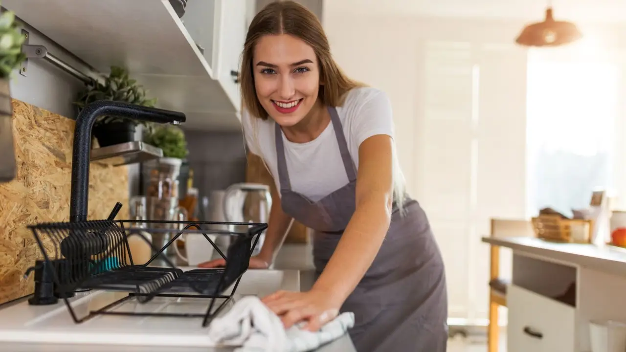 Il trucco per sgrassare velocemente la cucina